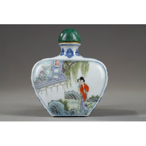 Snuff bottle porcelain  ecusson shape  decorated with characters in landscapes - Marque qianlong China 1780/1850